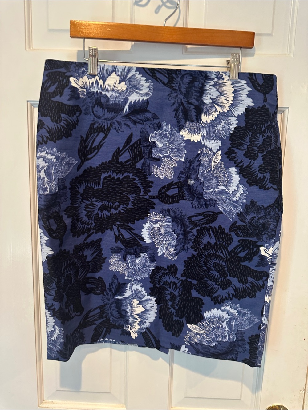 Ann Taylor Navy and White Floral Pencil Skirt